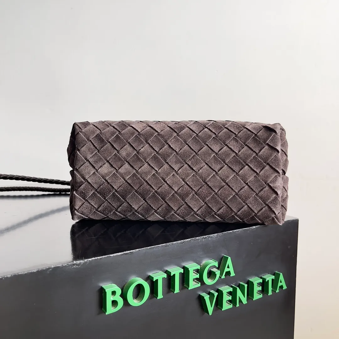 The 2023 new Andiamo batch of 1960 BV has been shipped‼ ️Really popular🔥The new Andiamo woven handbag launched by Bottega Veneta this season is really popular all over the world! ! Celebrities at home and abroad have worn it, and Oscar-winning actress Michelle Yeoh has taken it out on the street. Song Jia, Trai Yara, Yu Feihong, Sanji Ayaka, Rosie Hunting-Whiteley, Yoshioka Riho, etc. have all picked up this bag. It is classic and versatile, showing off its temperament, and the bag capacity is also large, which is very convenient for daily commuting! ! A variety of carrying methods, the shoulder straps can be adjusted by yourself, the original lambskin feels soft and delicate, and the neutral style is made to break gender boundaries and bring a more practical and longer-lasting use experience. Andiamo, which has both elegant and casual styles, perfectly interprets the true appearance of "fashionable old money style". Style number: 743568 (suede) Size: 25*22*10.5cm